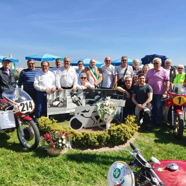 il ricordo sul lungomare di Riccione